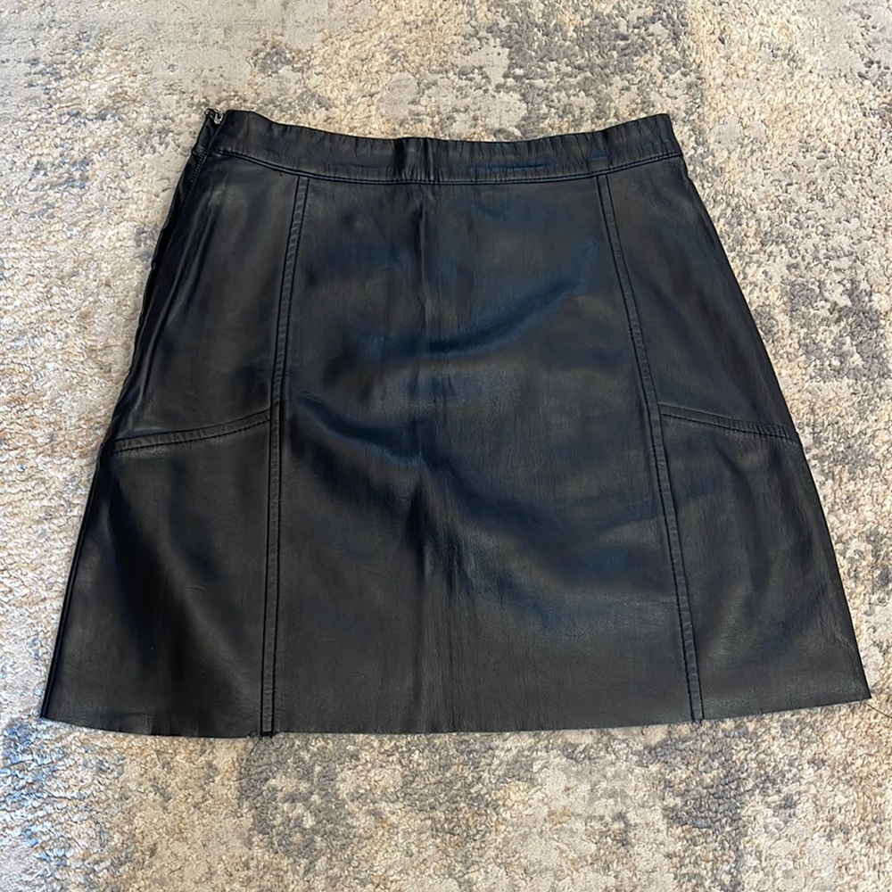 Mini skirt H&M. Size 6. Great condition.